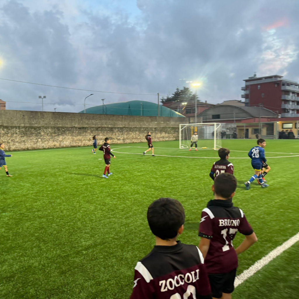 Foto di una squadra di calcio giovanile che festeggia dopo una partita